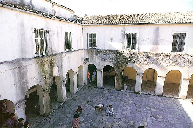 Η εσωτερική αυλή τού Σχολείου όπως είναι σήμερα. Το κτήριο τού Αρσακείου βρίσκεται στην παραδοσιακή παλιά πόλη τής Κέρκυρας, στην περιοχή τού Αγίου Αντωνίου. Κατά τον Β΄ Παγκόσμιο πόλεμο υπέστη μεγάλες ζημιές από τον βομβαρδισμό. Όπως και ολόκληρος ο οικισμός είναι διατηρητέο μνημείο και σήμερα στεγάζει δημοτικό σχολείο . ars kerkyra shmera 1