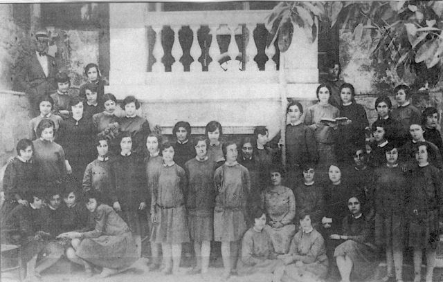 Τελειόφοιτες μαθήτριες του Αρσακείου Πατρών φωτογραφίζονται το 1928 με καθηγητές τους στη σκάλα που οδηγούσε στην αυλή τού Σχολείου. I003a