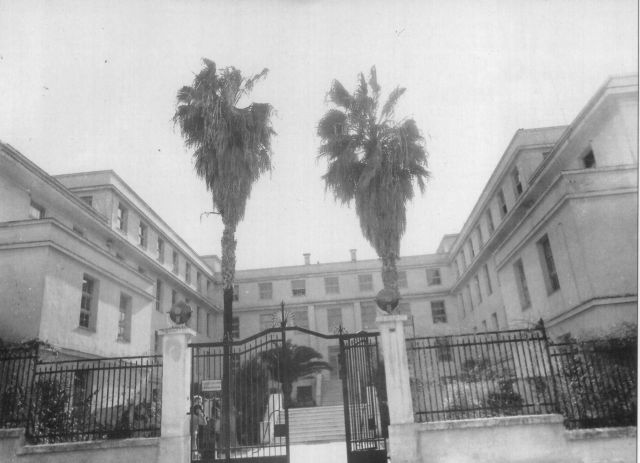 Το Αρσάκειο Πατρών στην οδό Μαιζώνος, το οποίο την επομένη των εγκαινίων του επιτάχθηκε και έγινε νοσοκομείο διότι η Ελλάδα δέχθηκε την επίθεση των Ιταλών στις 28 Οκτωβρίου 1940 ars pat001a