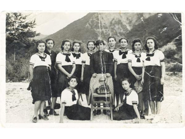 Σπουδάστριες τού Αρσακείου Πατρών σε εκδρομή με τη Διευθύντρια τής Ακαδημίας Περσεφόνη Παπαδοπούλου. Η Παπαδοπούλου είχε γεννηθεί στην Κύπρο. Ήταν ικανότατη και δραστήρια γυναίκα με σπουδές Παιδαγωγικής και Φιλοσοφίας στη Σορβόννη. xhrezucimh4acb4053676e1