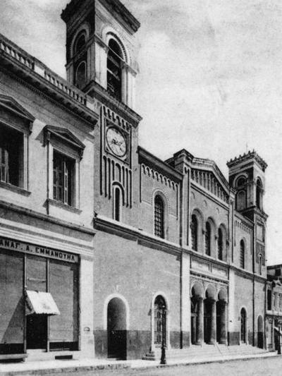 Ο ναός τής Ευαγγελιστρίας στην οδό Μαιζώνος. Διακρίνεται το ρολόι τού ναού, δώρο τού Γερμανού βιομήχανου Θεόδωρου Άμβουργερ. Rol;oi