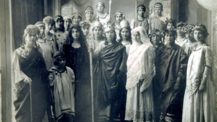 Μαθήτριες του Αρσακείου Λαρίσης που έλαβαν  μέρος στην παράσταση της Αντιγόνης του Σοφοκλή το 1917. Στο κέντρο η Έλενα Μαργκά - Κυτσούκη η οποία υποδυόταν τον Κρέοντα Antig;oni