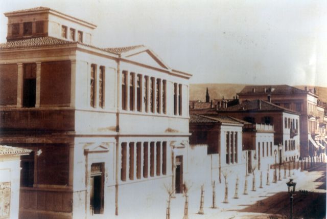 Τοσίτσειο και νηπιαγ. απόρων. στο βάθος οικία Βούρου. 1886