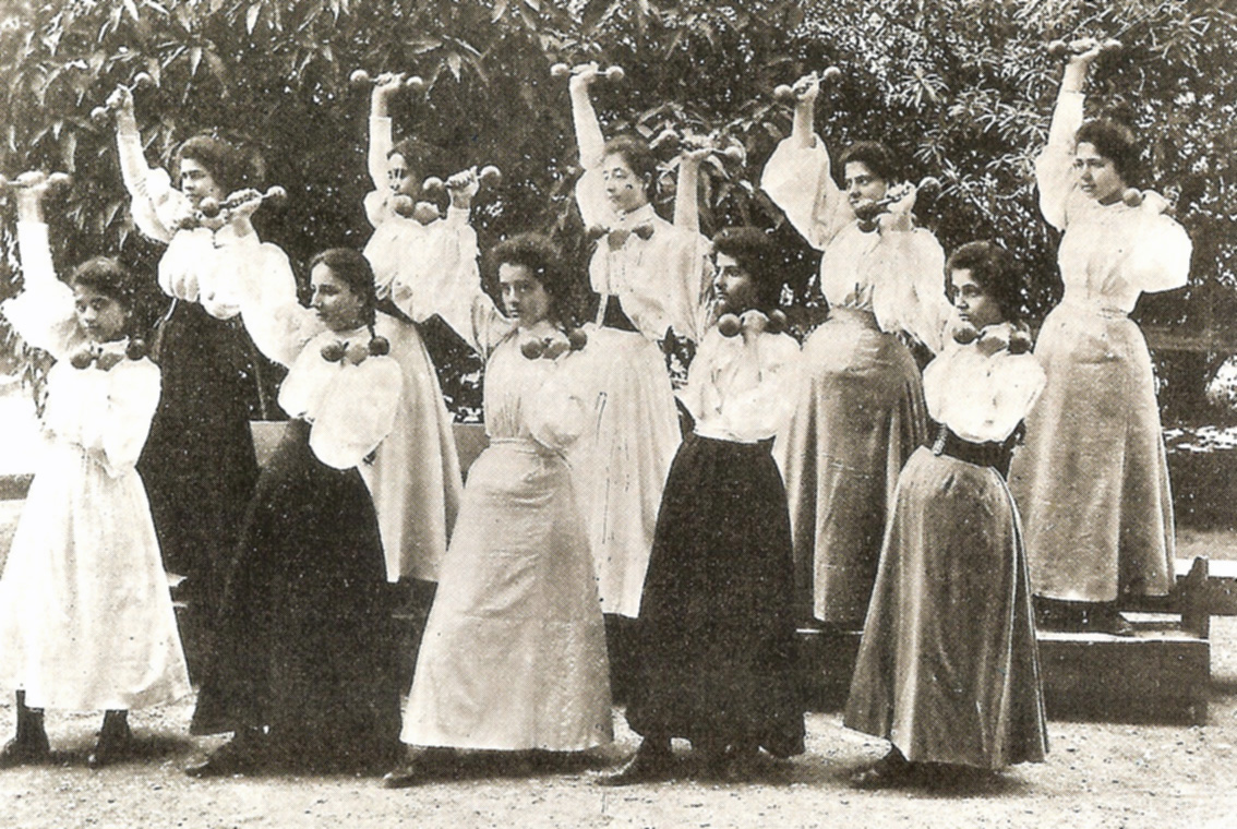 gymnastiki me vari 1913